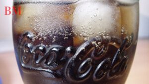 Was heißt Coca Cola rückwärts? Ein TikTok Phänomen erklärt